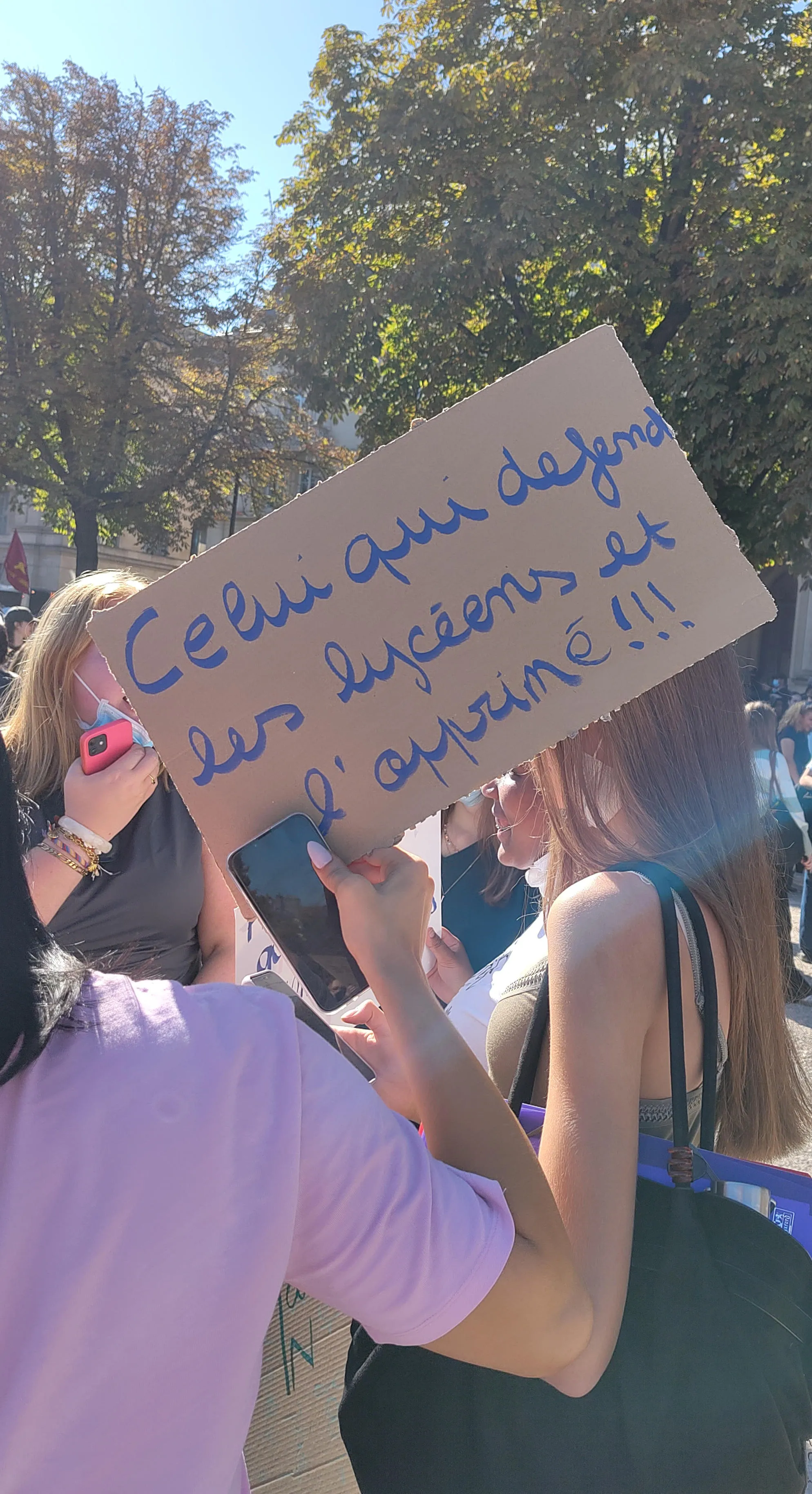 Students demonstrating in Nancy, France, on 6 October 2026, carrying a placard reading "Défend les lycéens et l'opprimé"